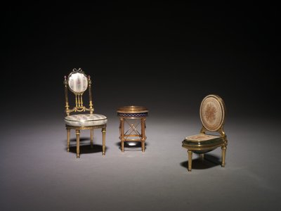 Miniatyrstol, kompass og miniatyrbidet av Carl Fabergé