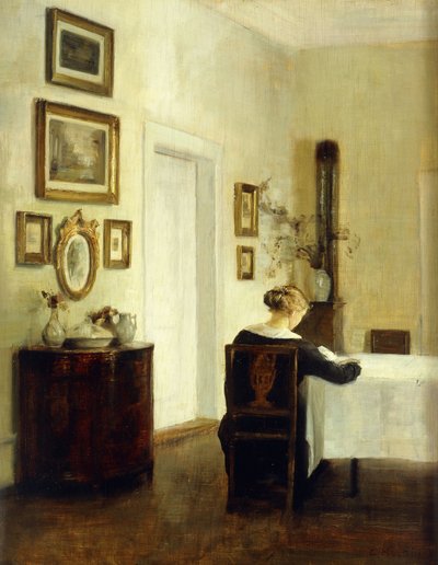 En kvinne ved et bord i et interiør av Carl Holsoe