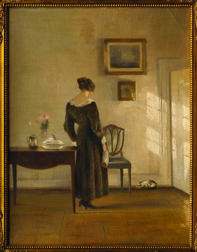 Et interiør med en kvinne som mater en katt (olje på lerret) av Carl Holsoe
