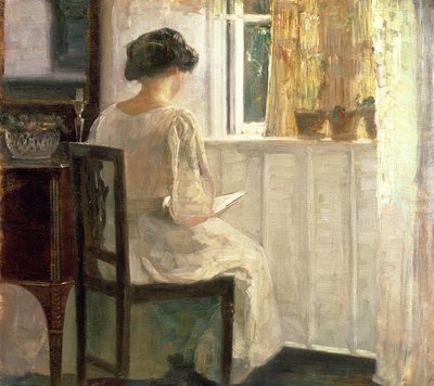 Jente som leser i et solbelyst rom av Carl Holsoe
