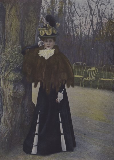 Kvinne i en park i Paris (fargebilde) av Carle de Mazibourg