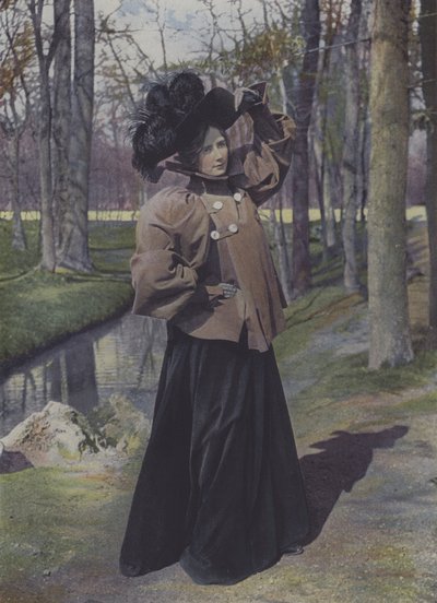 Kvinne i en park i Paris (fargebilde) av Carle de Mazibourg