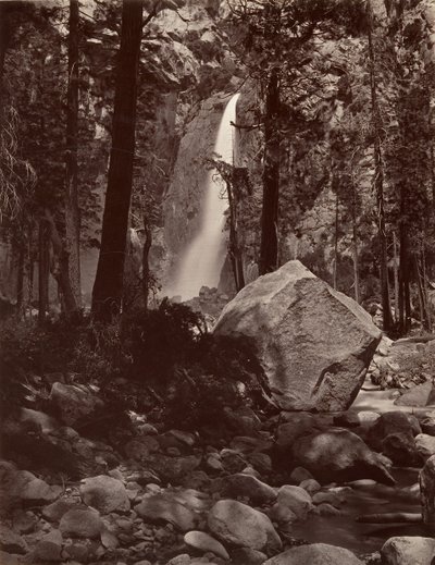 Nedre Yosemite Fall, 1600 fot, ca. 1872, trykt ca. 1876. av Carleton E. Watkins.