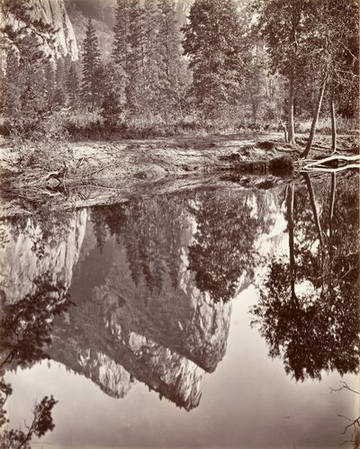 Mirror View of the Three Brothers, Yosemite, ca. 1872, trykt ca. 1876. av Carleton E. Watkins.
