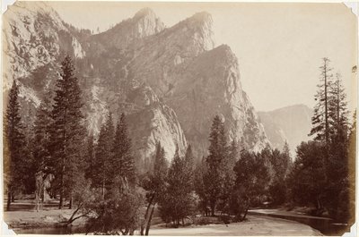 The Three Brothers, 4480 fot, Yosemite Valley av Carleton E. Watkins