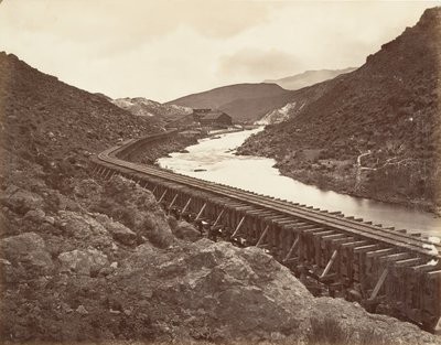 Eureka Quartz Mill and Flume, Nevada, 1875, trykt ca. 1876. av Carleton Emmons Watkins