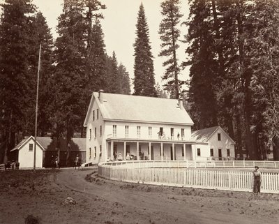 Mammoth Grove Hotel, ca. 1872, trykt ca. 1876. av Carleton Emmons Watkins