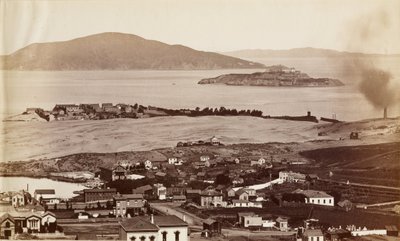Alcatraz & Black Pt. fra Russian Hill, S.F. av Carleton Watkins