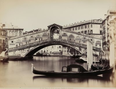 Utsikt over Canal Grande med Ponte di Rialto i Venezia. 1865-1875 av Carlo Naya