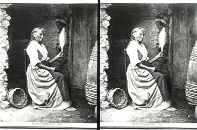 Old Woman Spinning, Capri, ca. 1865 (s/hvitt-bilde) av Carlo Naya
