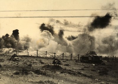 WWII: Tyske soldater rykker frem mot britiske linjer i Tobruch, Libya (s/hvitt-bilde) av Carlo Salvatori