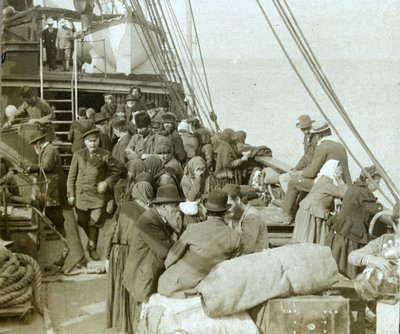 Russian pilgrims to Jerusalem aboard vessel in Beirut harbour av Carlton Harlow Graves