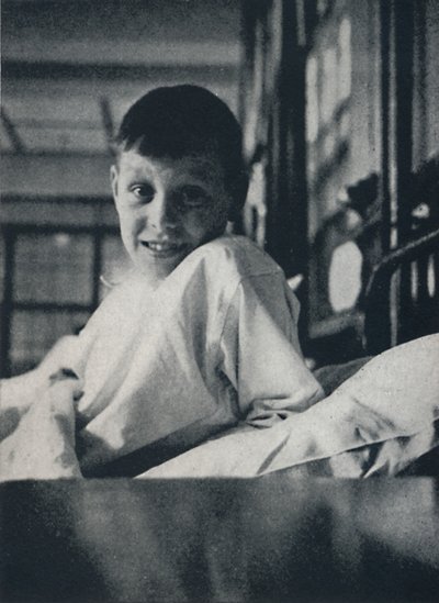 Et lite barn som lett trekker pusten, og kjenner sitt liv i hver lem, hva skal det vite av Cecil Beaton