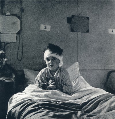 Et lite barn som lett trekker pusten, og kjenner sitt liv i hver lem, hva skal det vite av Cecil Beaton