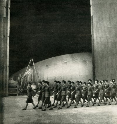 På et ballongsenter, c1943. av Cecil Beaton