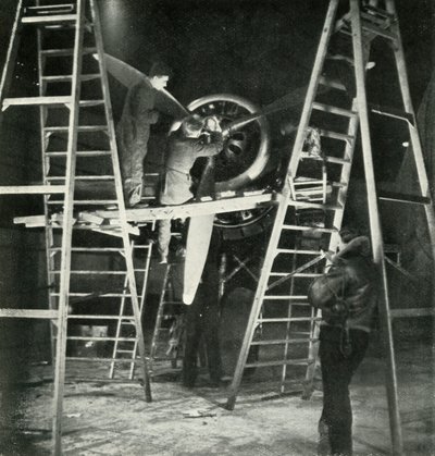 Flight Mechanics, også en W.A.A.F. Handel, c1943. av Cecil Beaton