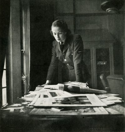 I lesesalen, c1943. av Cecil Beaton