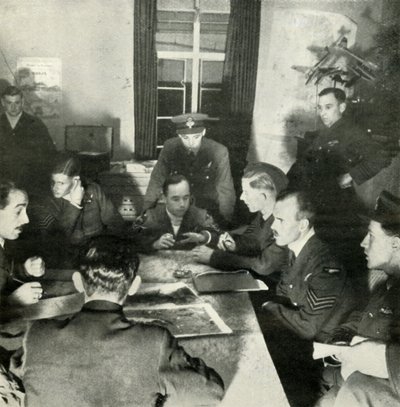 Avhør av flybesetninger, W.A.A.F. Hjelp i dette arbeidet, c1943. av Cecil Beaton