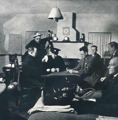 Nattevakt: Brannvesenet slapper av, 1941 av Cecil Beaton