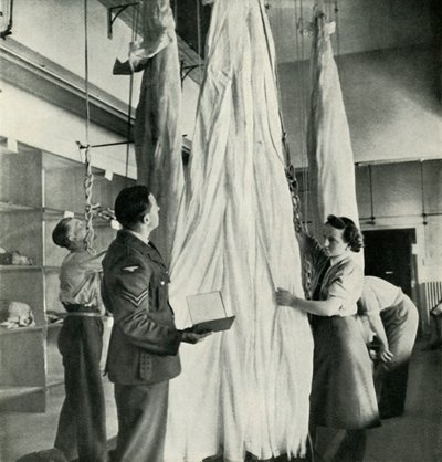 Fallskjermpakkere, c1943. av Cecil Beaton