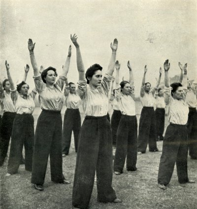 Fysisk trening ved et rekruttdepot, c1943. av Cecil Beaton