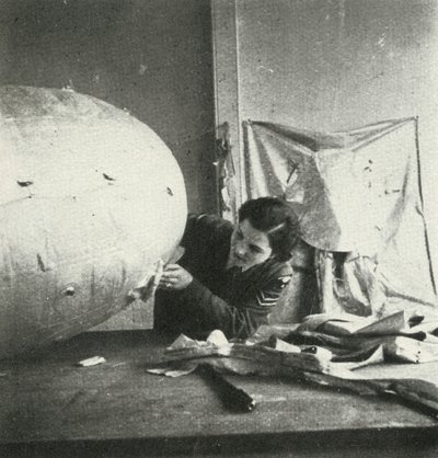 Reparasjon av sperreballonger, c1943. av Cecil Beaton