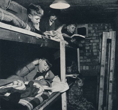 Skoleguttenes sovesal, 1941 av Cecil Beaton