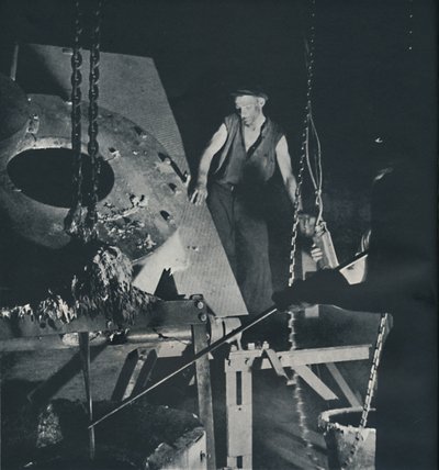 Arbeider i en flyfabrikk klargjøring av legering, 1941 av Cecil Beaton