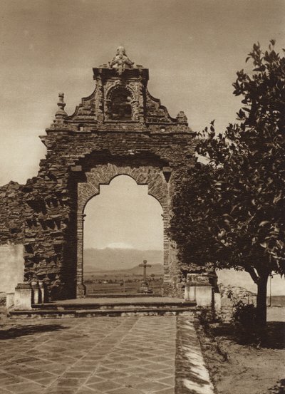 Mexico: Inngang til atriumet til Acatepec-kirken (s/hvitt-bilde) av Cecile Seler Sachs