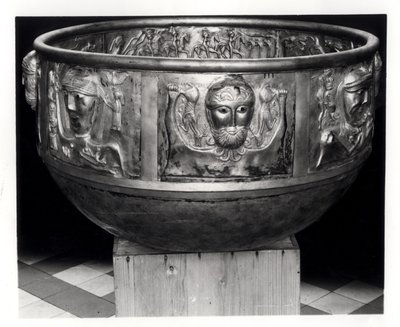 Replika i full størrelse av Gundestrup-gryten, original laget fra 1. århundre f.Kr. (s/hvitt-bilde) av Celtic