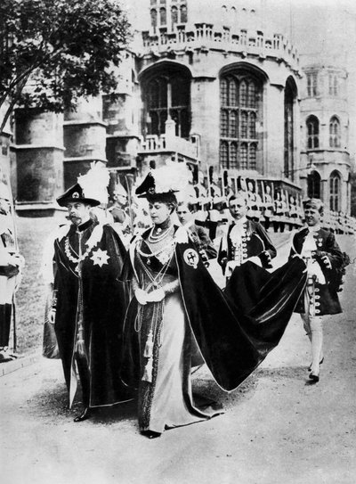 Kong George V og dronning Mary i kappene til Knights of the Garter, Windsor, 1937. av Central Press