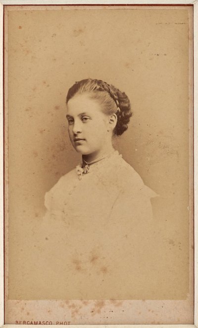 Olga Constantinovna de Russie - Portrait of Grand Duchess Olga Constantinovna of Russia (1851-1926) par Bergamasco, Charles (Karl) (1830-1896). Photograph   1401364   no       norwegian Successfully Translated  Original: Romersk tyr med klokke om halsen, s av Charles Bergamasco