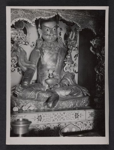 En mindreårig lekmann i seremoniell drakt av Charles Alfred Bell