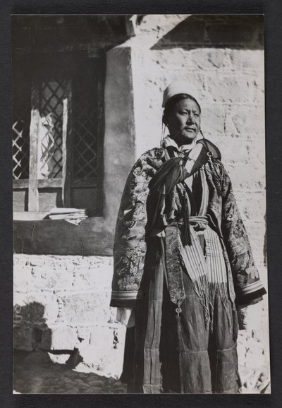 En mindreårig lekmann i seremoniell drakt av Charles Alfred Bell