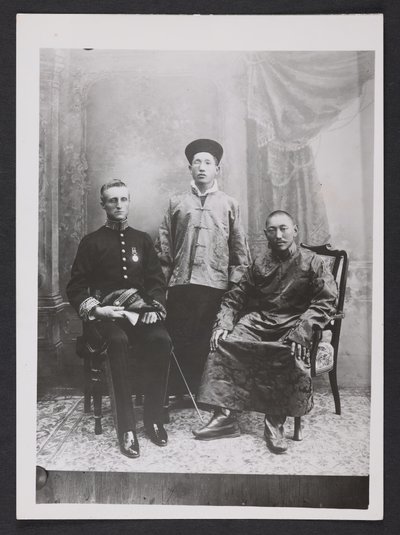Charles Bell sittende sammen med den trettende Dalai Lama og kronprinsen av Sikkim, Sidkeong Tulku Namgyal, i 1910 (s/h-bilde) av Charles Alfred Bell