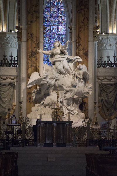 Innvendig utsikt over katedralen i Chartres, mesteralteret (skulptur av Charles Antoine Bridan antagelsen av Charles Antoine Bridan