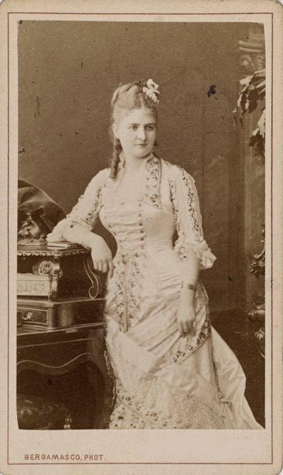 Portrett av operasangerinnen Caroline Salla Caroline Louise de Septavaux , ca. 1880. av Charles Bergamasco