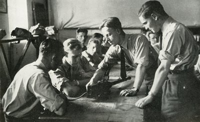 RAF-personell lærer om våpen, 1941. av Charles Brown