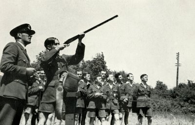 RAF-personell som lærte å skyte med våpen under andre verdenskrig, 1941. av Charles Brown