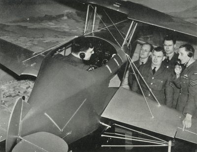RAF-personell som lærte å fly i en flysimulator under andre verdenskrig, 1941. av Charles Brown