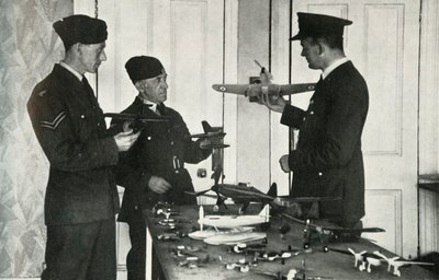 RAF-personell som lærte å identifisere fly under andre verdenskrig, 1941. av Charles Brown