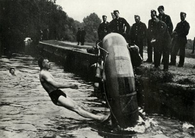RAF-personell lærer å bruke jolle, 1941. av Charles Brown