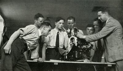 RAF-personell som mottok flymotorinstruksjon, 1941. av Charles Brown