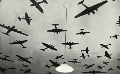 Silhuetter av militærfly ... på en RAF-treningsskole under andre verdenskrig, 1941. av Charles Brown
