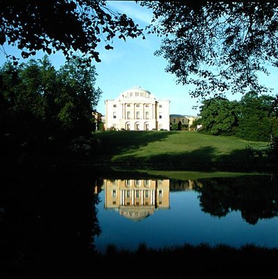 Utsikt over palassfasaden fra bredden av Slavyenka-elven, startet 1782 av Charles Cameron