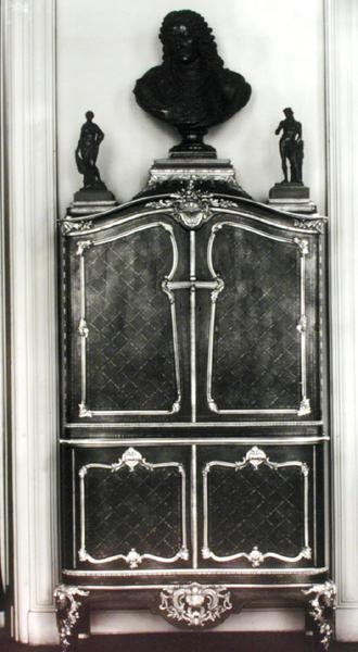 Skap med en byste av Louis av Orleans (1703-52) (tre) av Charles Cressent
