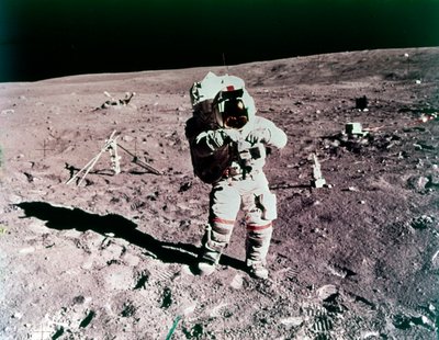 Astronaut John Young på månens overflate, Apollo 16-oppdrag, april 1972. av Charles Duke