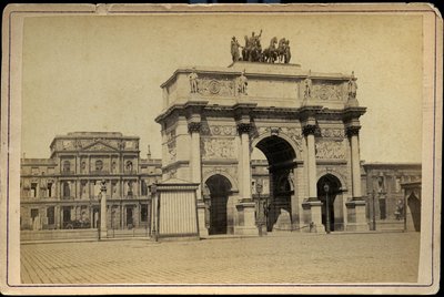 Frankrike, Ile-de-France, Paris (75): Triumfbuen du Carrousel med bygningene i ruinene av Tuileries imperiales av Charles & Fontaine Pierre (1762 1853) Percier