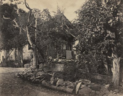 Landlig scene med steinbygning og kors, ca. 1857. av Charles Fortunat Paul Casimir Perier