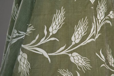 Bertha Palmers aftenfrakk, ca. 1902 (detaljvisning av stoff). Silkesateng med skåret fløyel i hvetemønster, metallisk trådblonde, silkemetallic dusker. Verdt, Paris. av Charles Frederick Worth